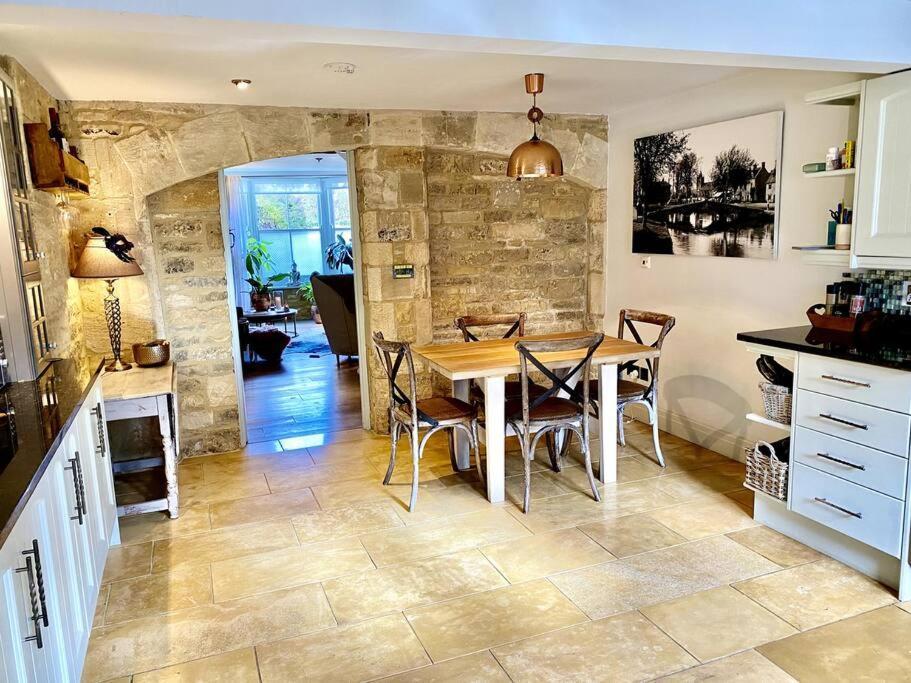 Historic Cotswold Chic Style For Uk Staycation Bourton-on-the-Water Zewnętrze zdjęcie